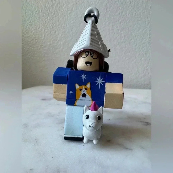 Roblox Backpack Clips Series 1 ADOPT ME! HOLLY Toy +SURPRISED CAT FACE MASK Code - Picture 2 of 7